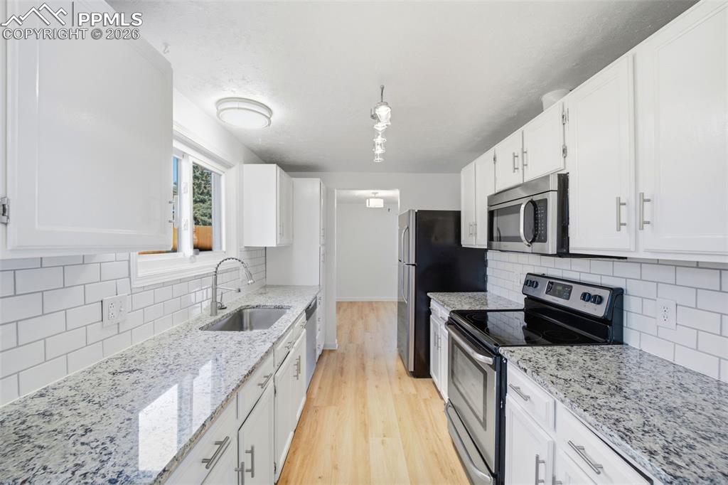 Image 8 of 27: Kitchen