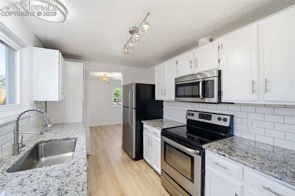 Image 9 of 27: Kitchen