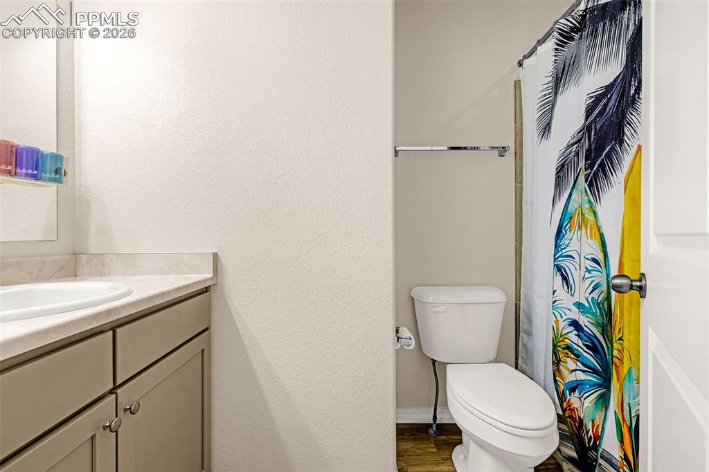 Image 24 of 33: Full bath for the other 2 bedrooms to use just across the hall.