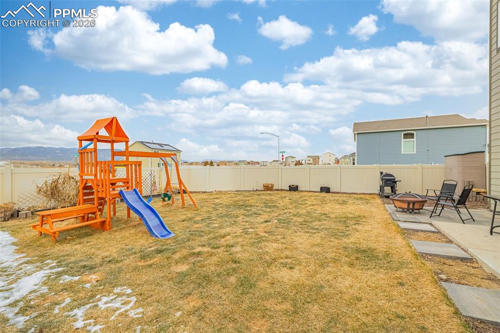 Image 26 of 33: Spacious back yard with grass and mountain views