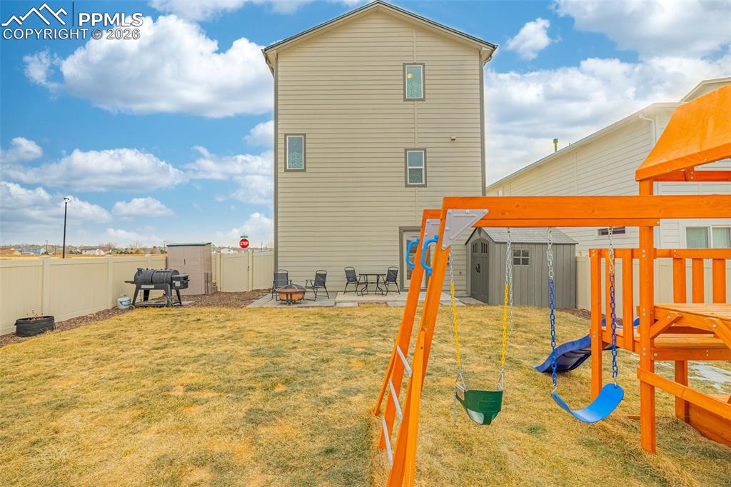 Image 29 of 33: Spacious back yard with grass and mountain views