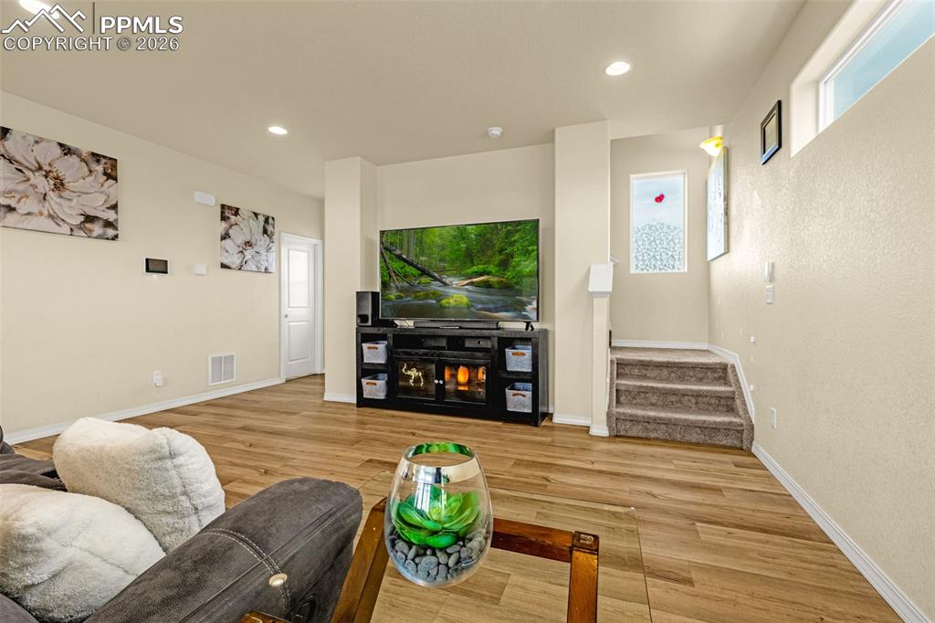 Image 7 of 33: spacious area for company