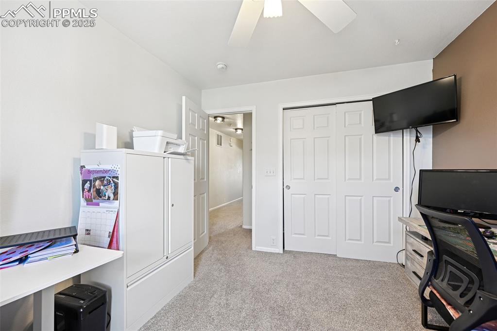 Image 21 of 22: Bedroom