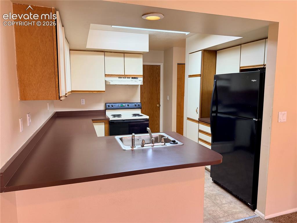 Image 10 of 17: Kitchen