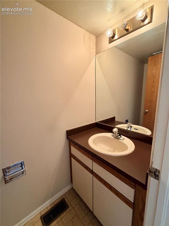 Image 14 of 17: Bathroom
