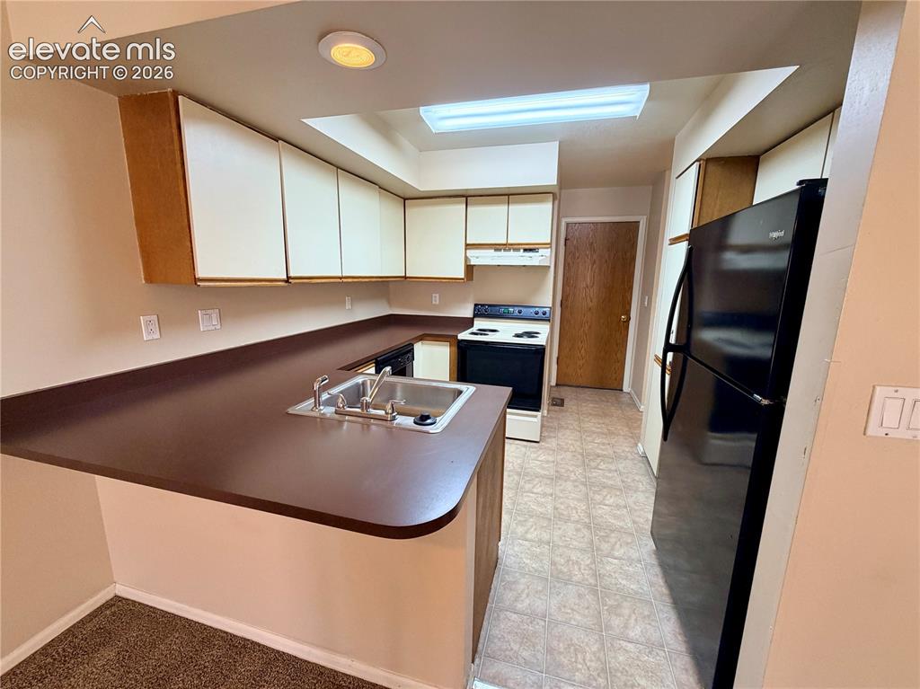 Image 8 of 17: Kitchen
