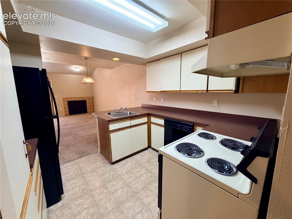 Image 9 of 17: Kitchen