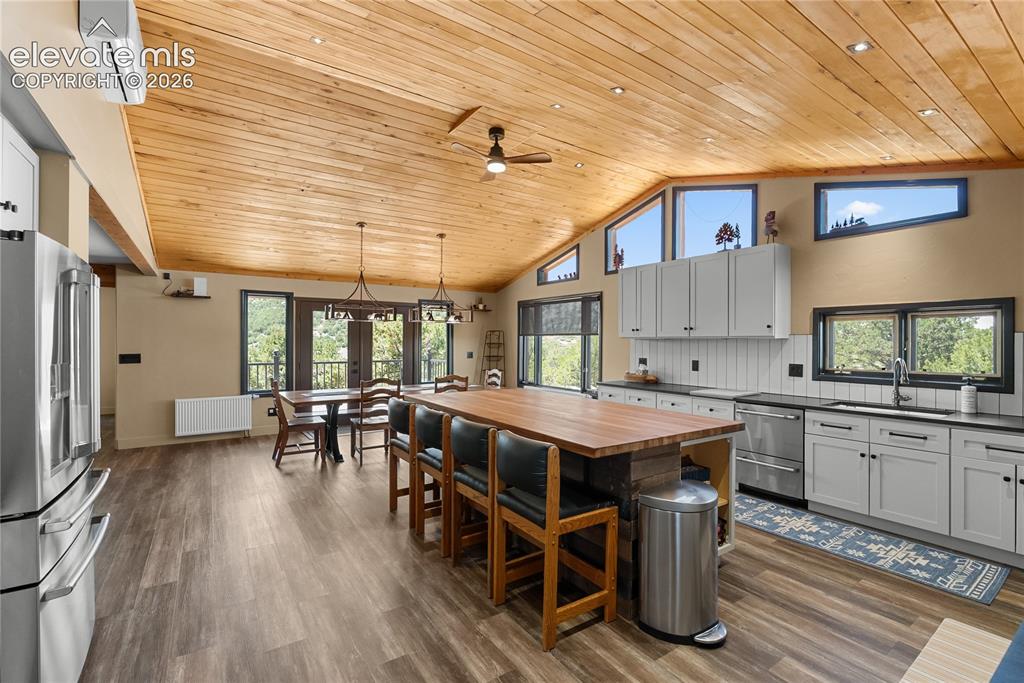 Image 10 of 50: Kitchen