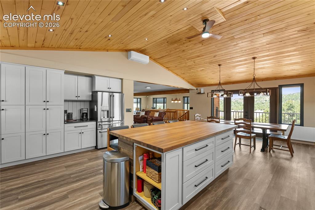 Image 11 of 50: Kitchen