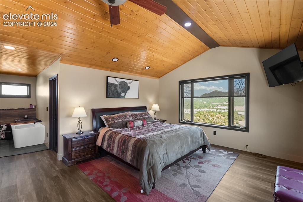 Image 19 of 50: Bedroom