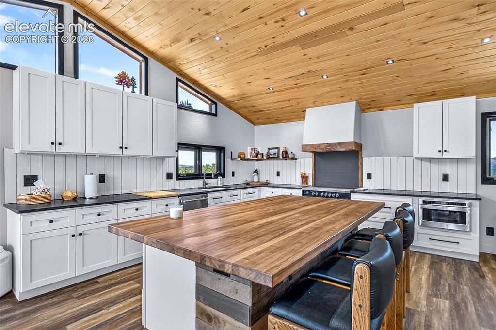 Image 6 of 45: Kitchen