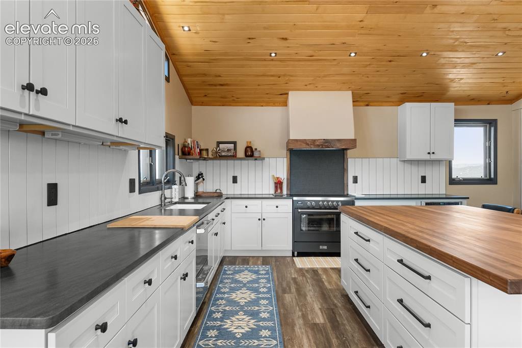 Image 8 of 50: Kitchen