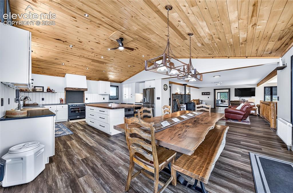 Image 8 of 45: Dining Area