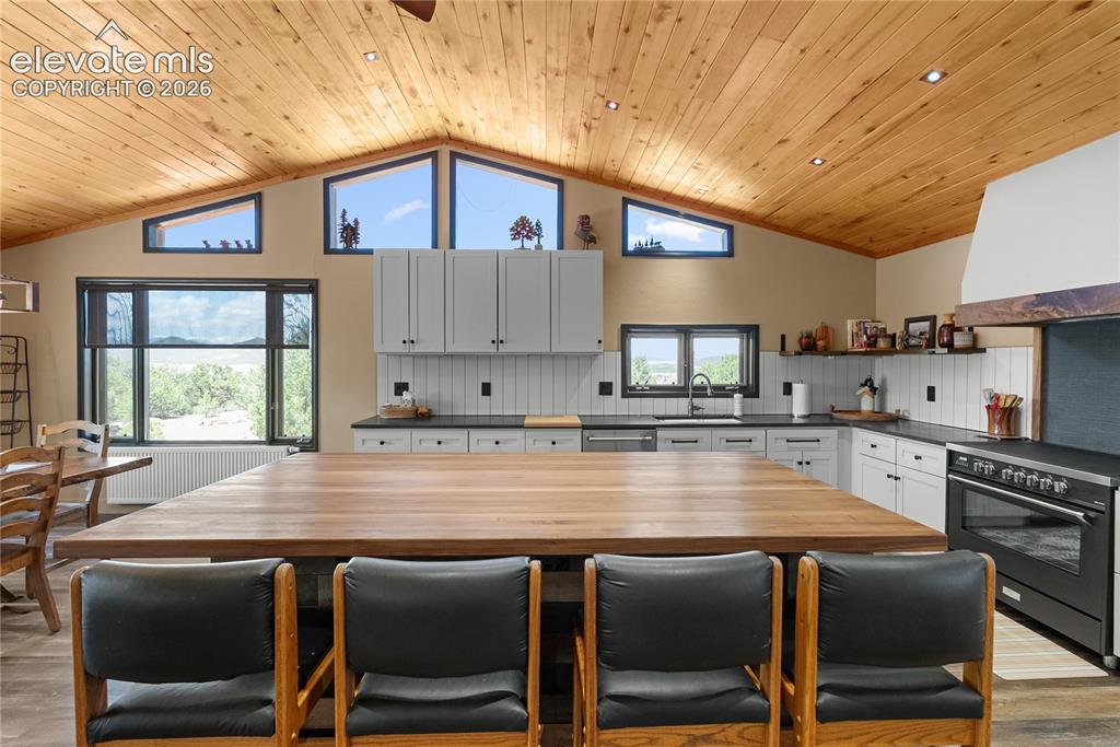 Image 9 of 50: Kitchen