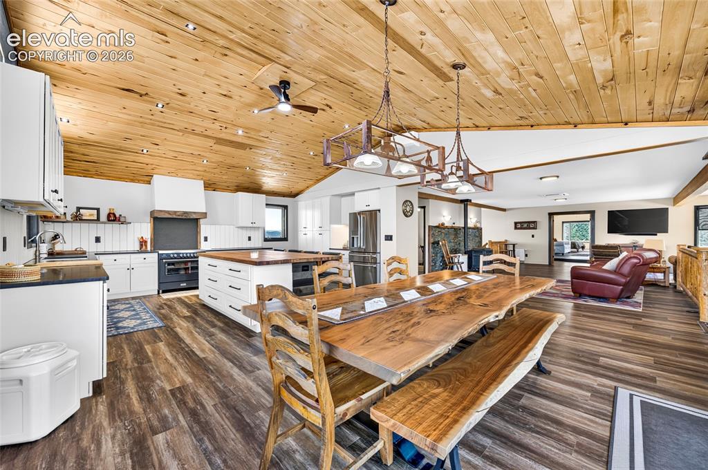 Image 9 of 45: Dining Area