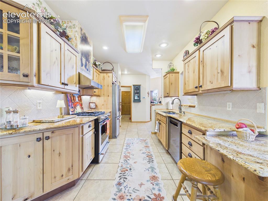 Image 15 of 43: Kitchen