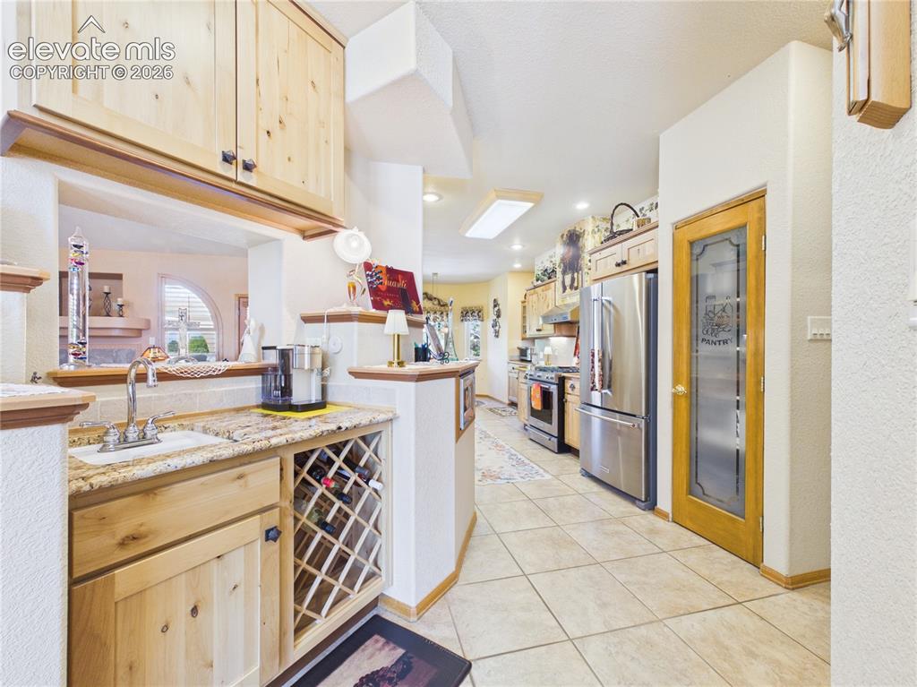 Image 18 of 43: Kitchen
