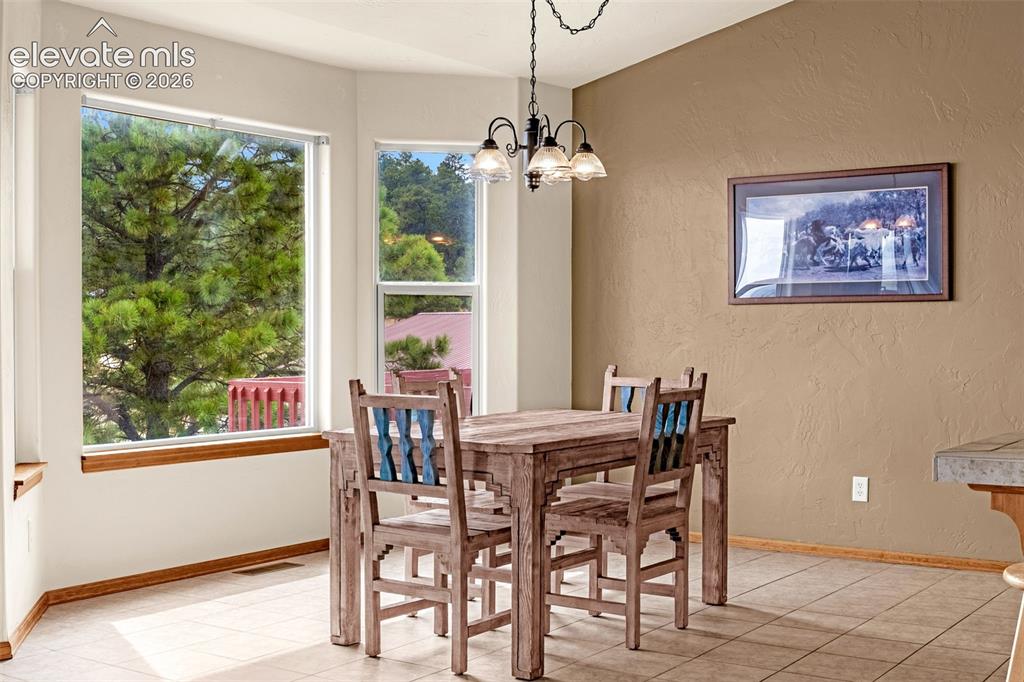 Image 17 of 47: Dining Area