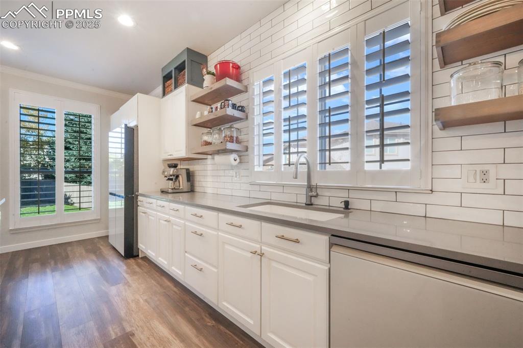 Image 10 of 50: Kitchen