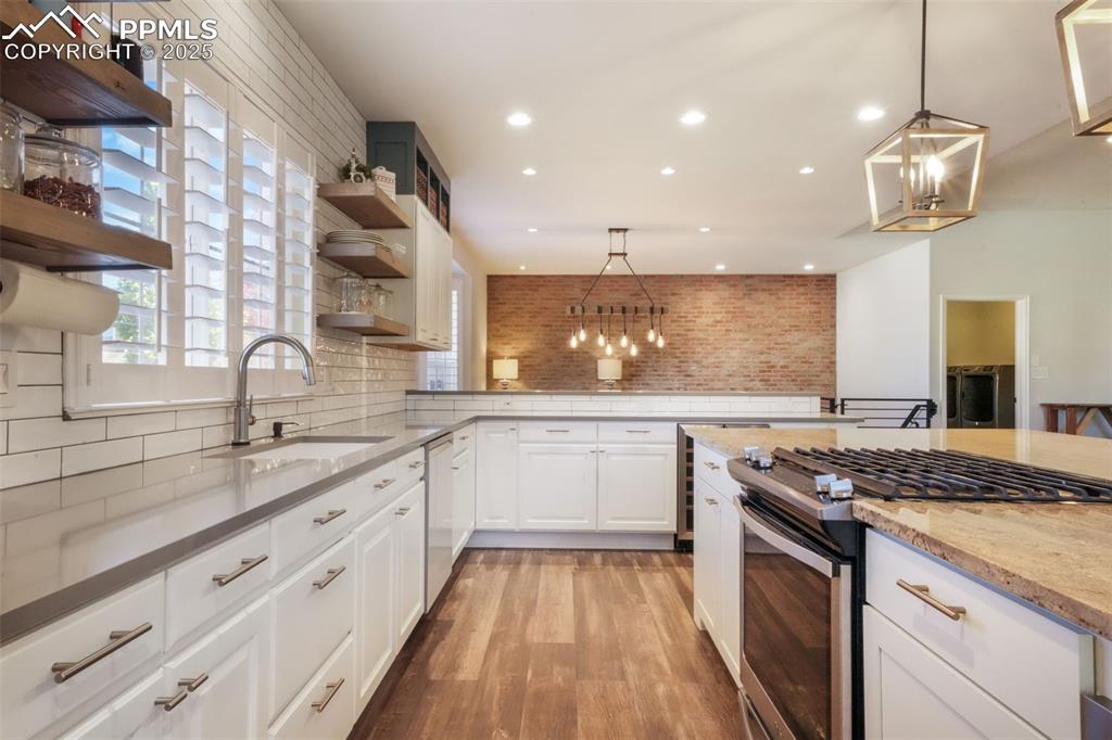 Image 11 of 50: Kitchen