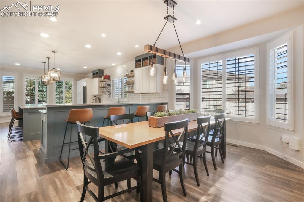 Image 13 of 50: Dining Area