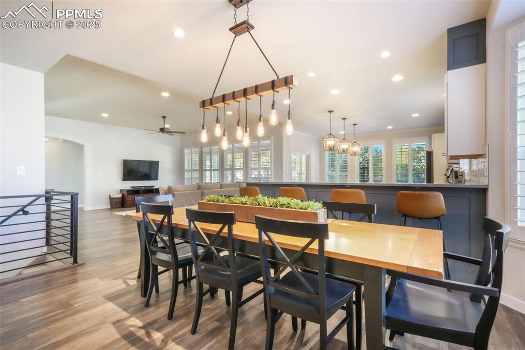 Image 14 of 50: Dining Area