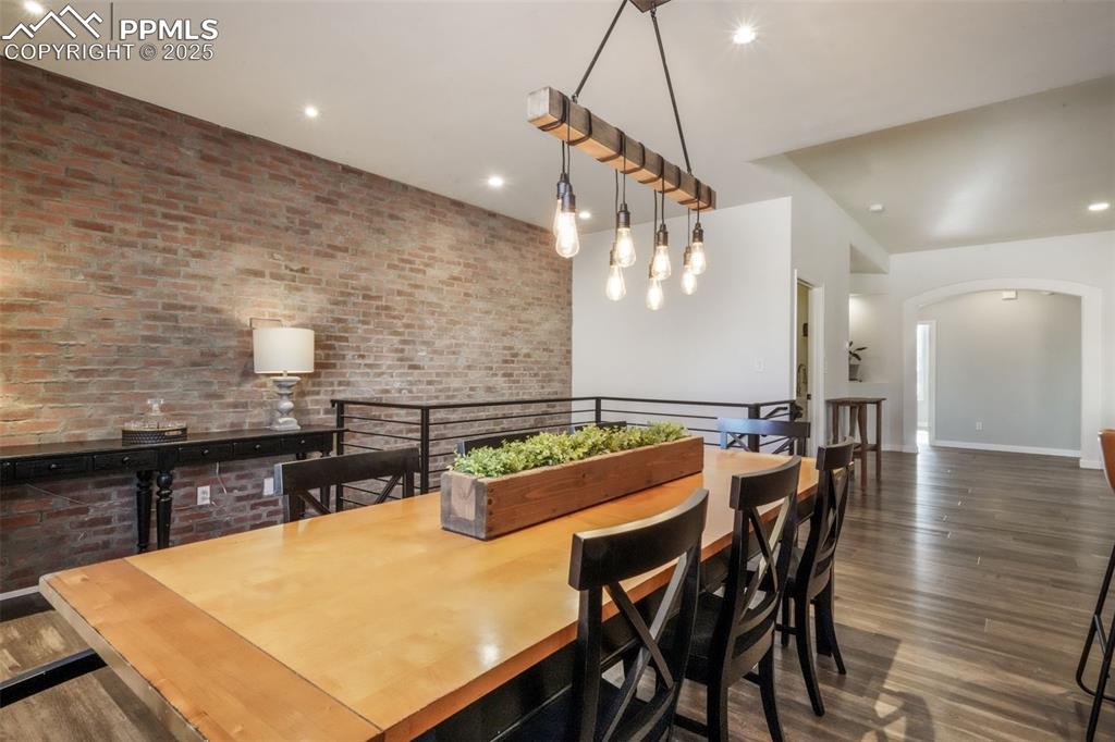 Image 15 of 50: Dining Area