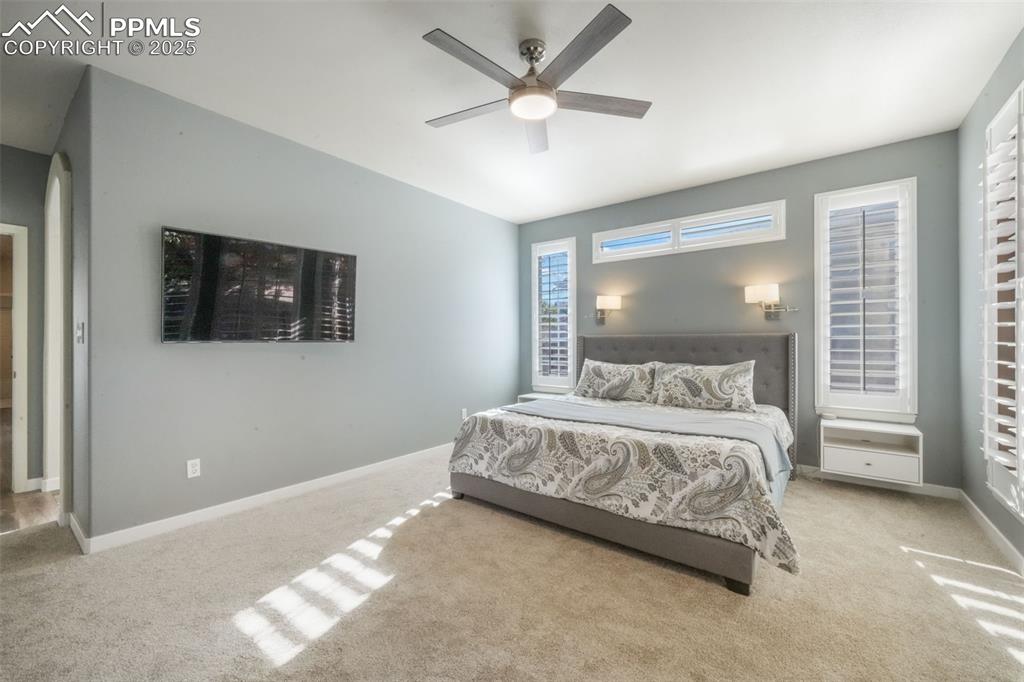 Image 17 of 50: Bedroom