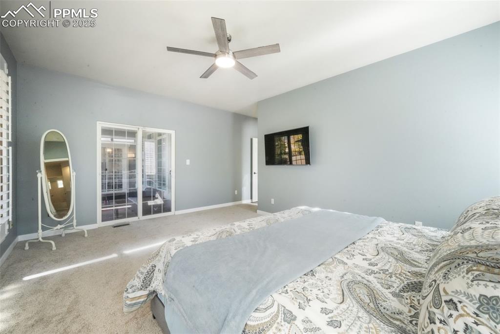 Image 18 of 50: Bedroom