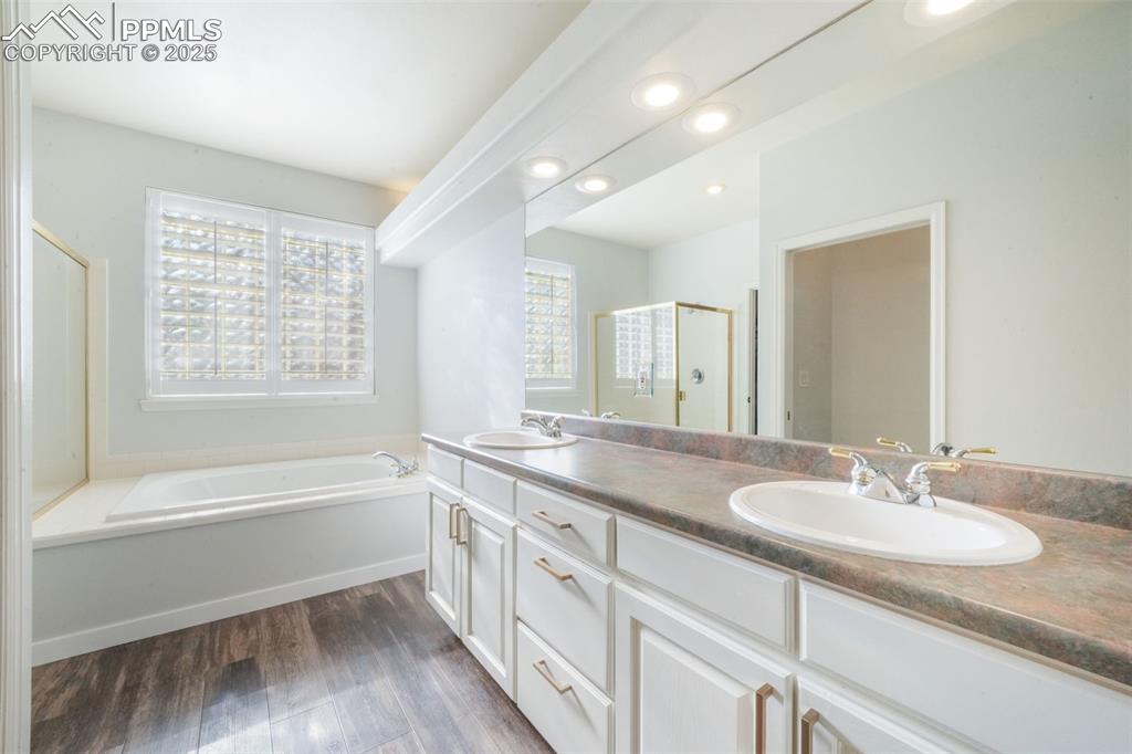 Image 20 of 50: Bathroom