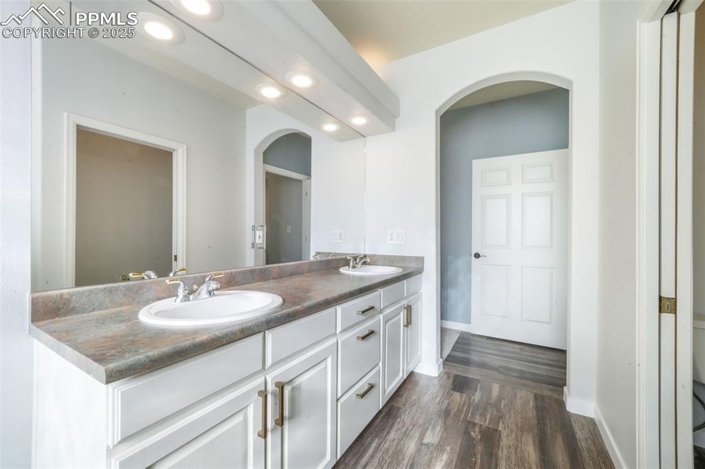 Image 21 of 50: Bathroom