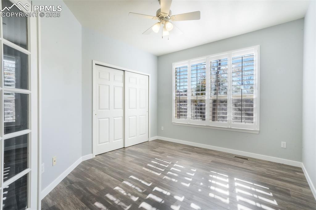 Image 23 of 50: Bedroom