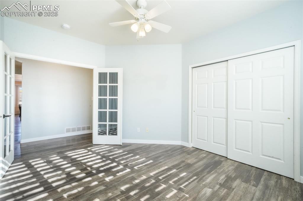 Image 25 of 50: Bedroom