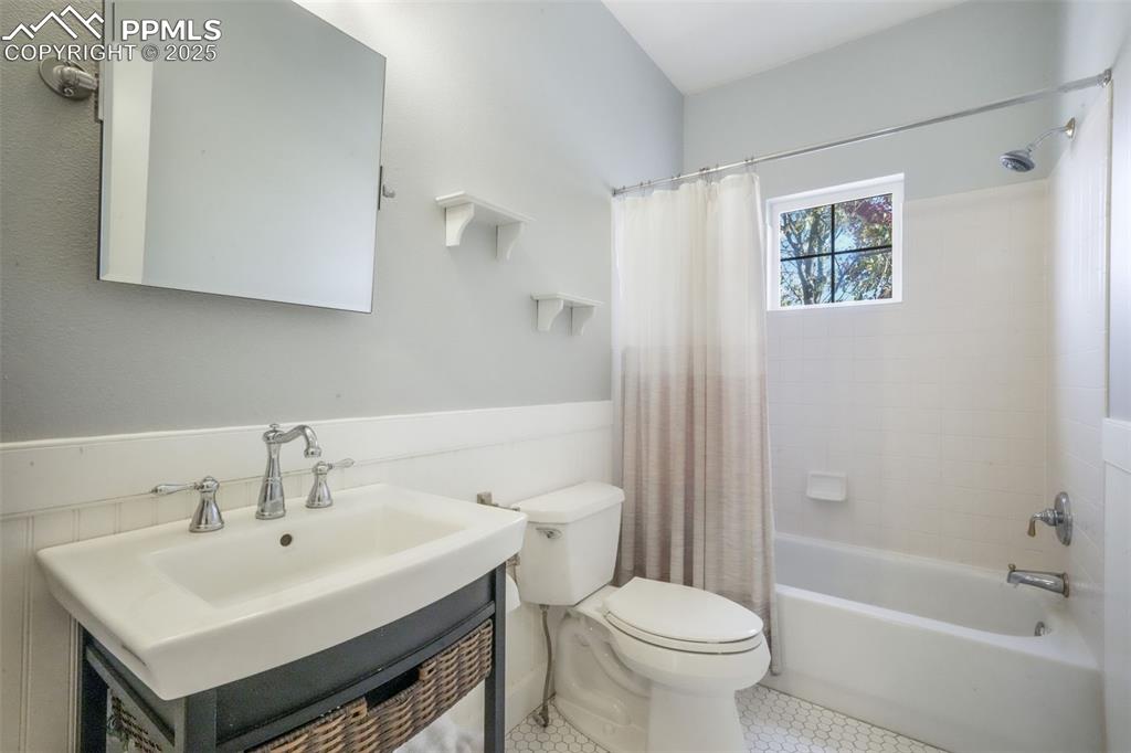 Image 26 of 50: Bathroom