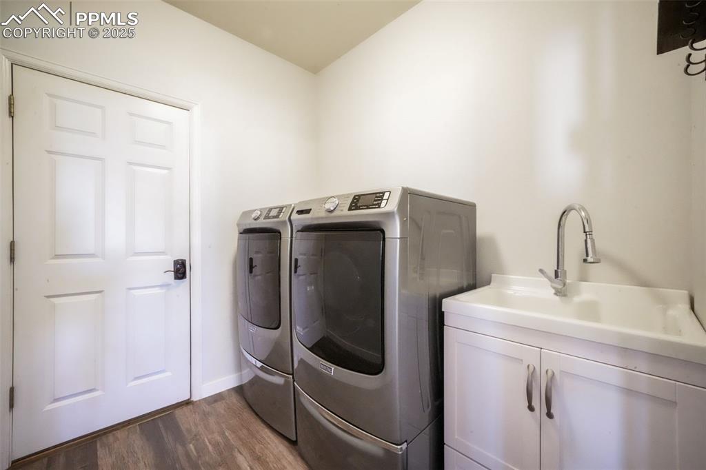 Image 30 of 50: Laundry