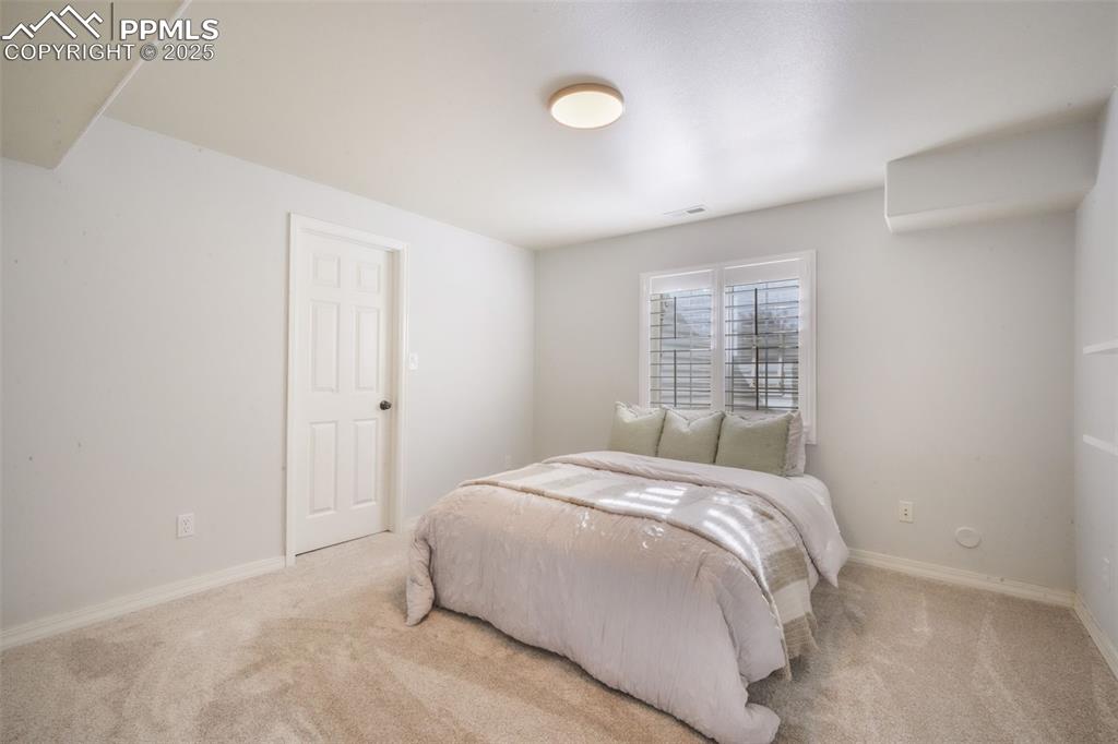 Image 34 of 50: Bedroom