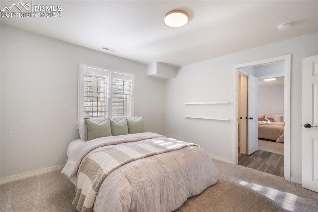 Image 36 of 50: Bedroom