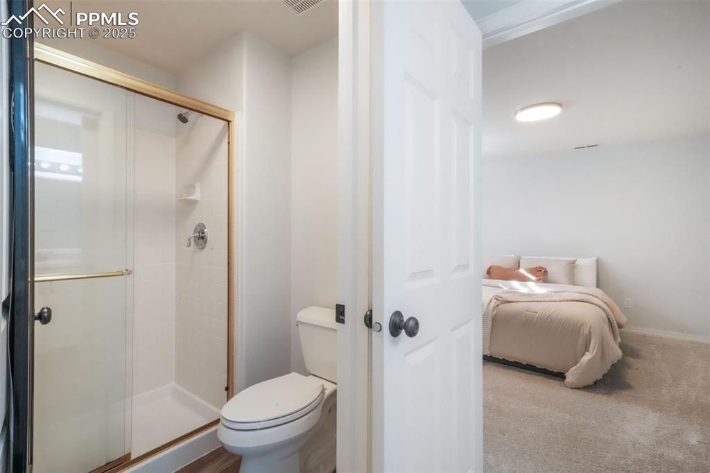 Image 38 of 50: Bathroom