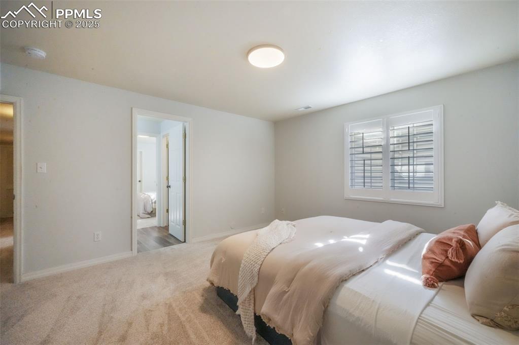 Image 39 of 50: Bedroom