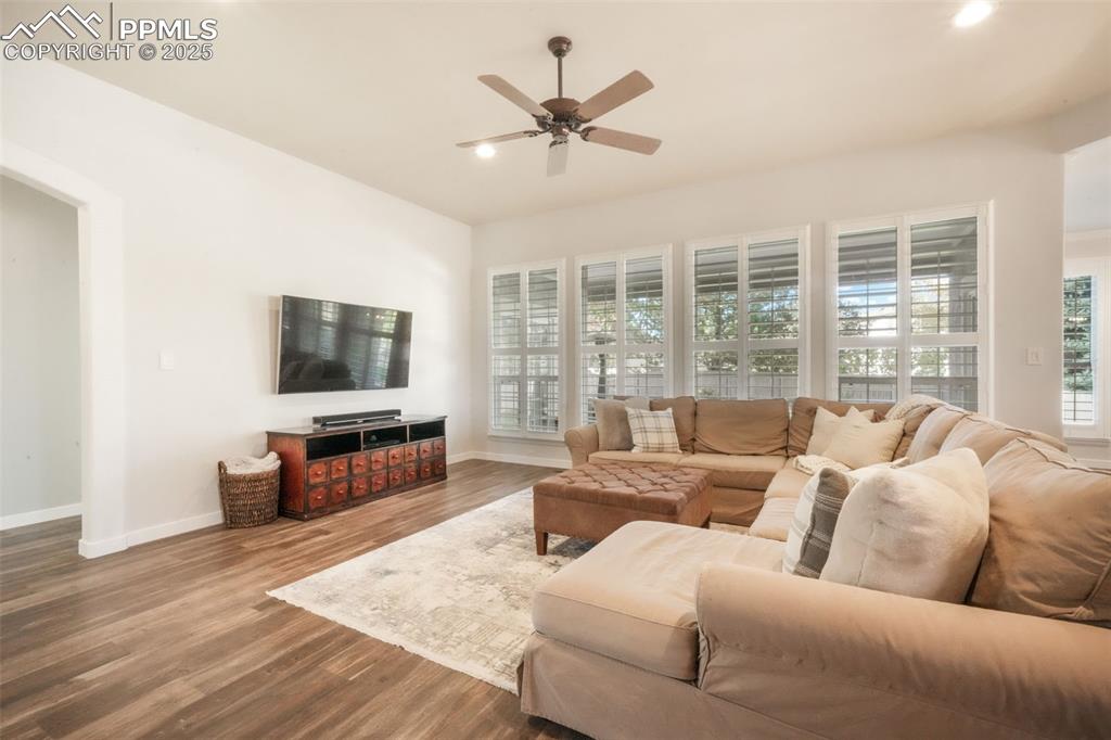 Image 4 of 50: Living Room