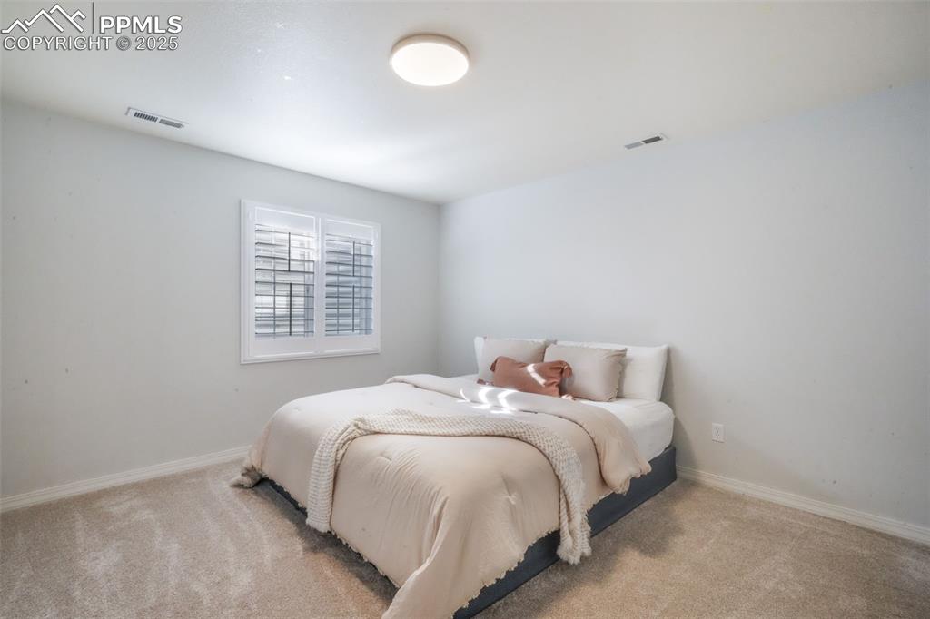 Image 40 of 50: Bedroom