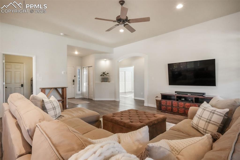 Image 5 of 50: Living Room