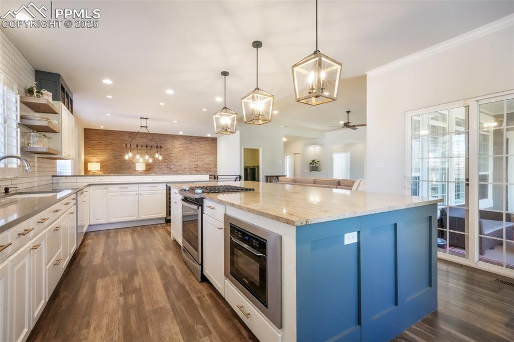 Image 8 of 50: Kitchen