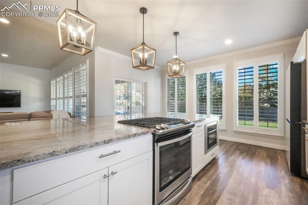 Image 9 of 50: Kitchen