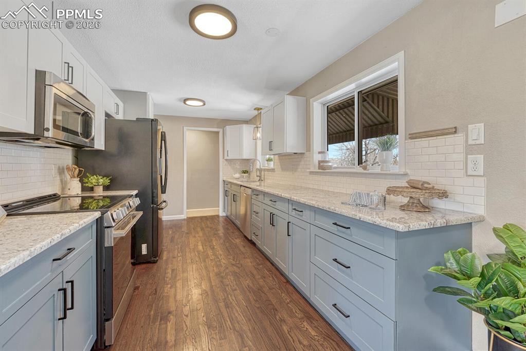 Image 11 of 50: TONS of counter space.