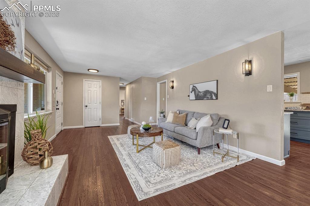 Image 21 of 50: Living Room