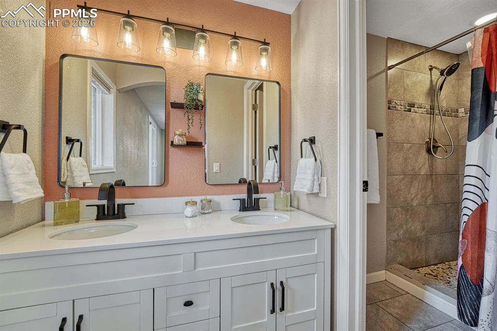 Image 28 of 50: Fully upgraded and chic!