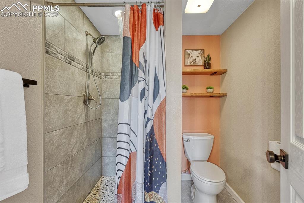 Image 29 of 50: Bathroom