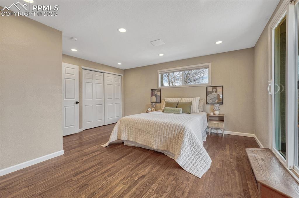 Image 30 of 50: Bedroom