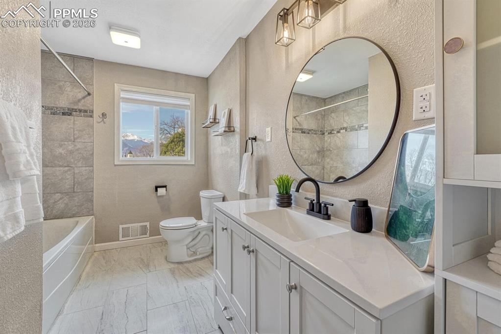 Image 32 of 50: Upgraded main level full bath.